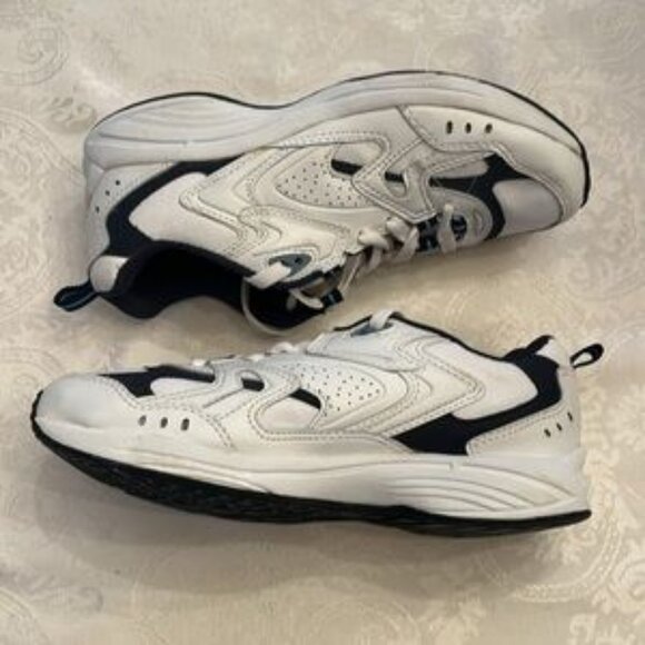 Women’s size 9 sneakers NWT - Picture 4 of 7